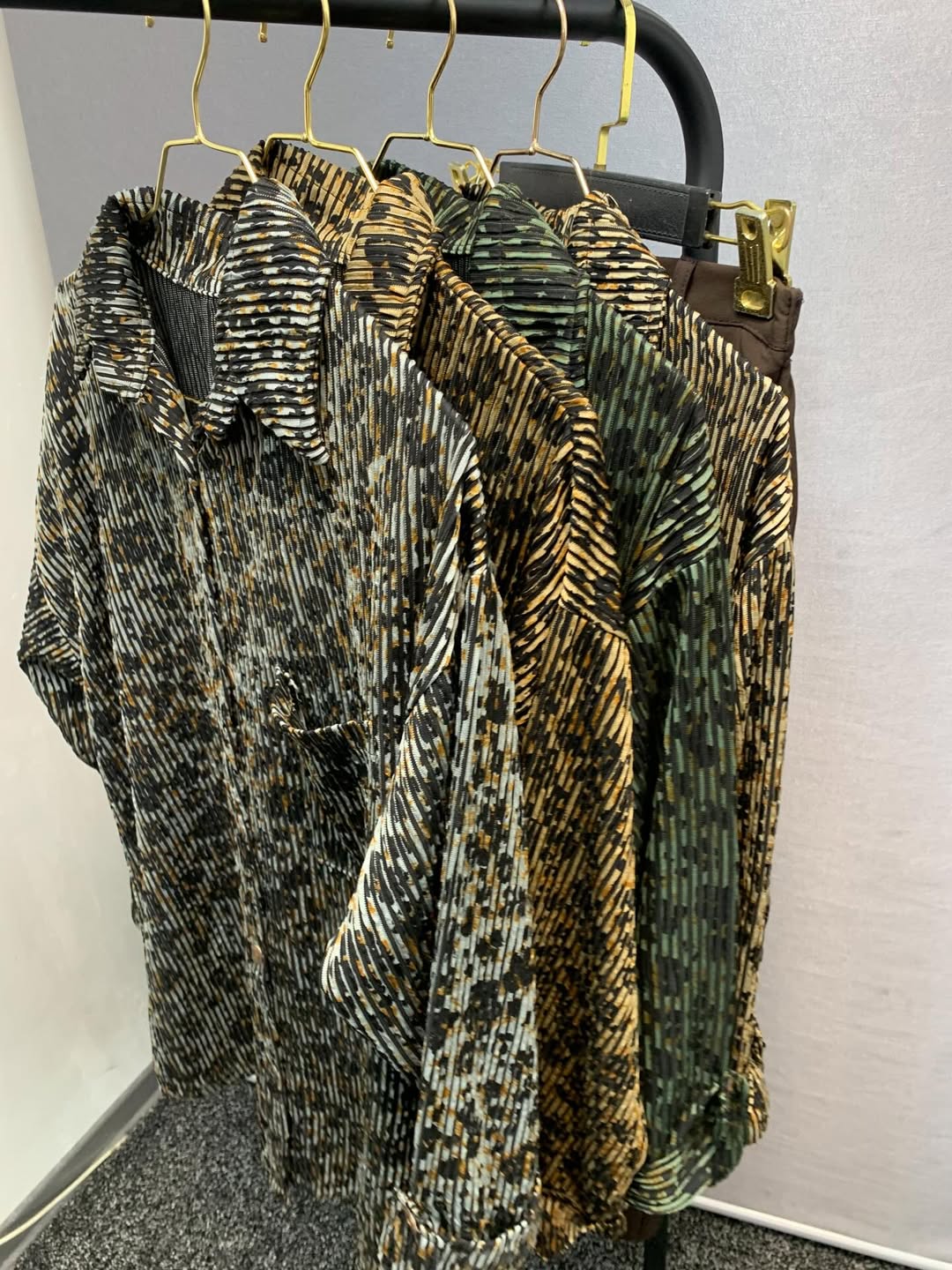 ست شومیز پلنگی زیکو و شلوار موکا کرپ دبل